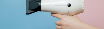 Phon bianco su sfondo rosa e celeste