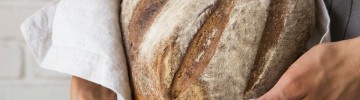 donna che regge pane fresco 