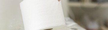 persona che preleva rotolo di carta igienica 