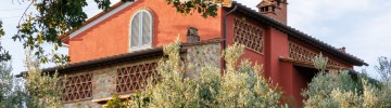 Dentro la villa toscana di Panariello: veranda in cotto e salone vissuto