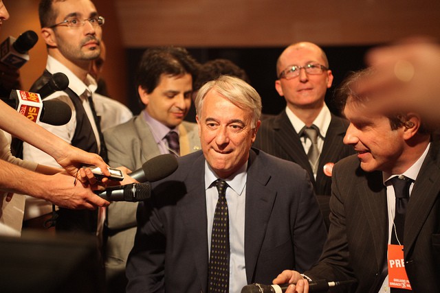 pisapia nella conferenza stampa dopo la vittoria. foto di bruno cordioli