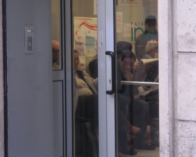 contribuenti in attesa in uno dei tanti caf di roma