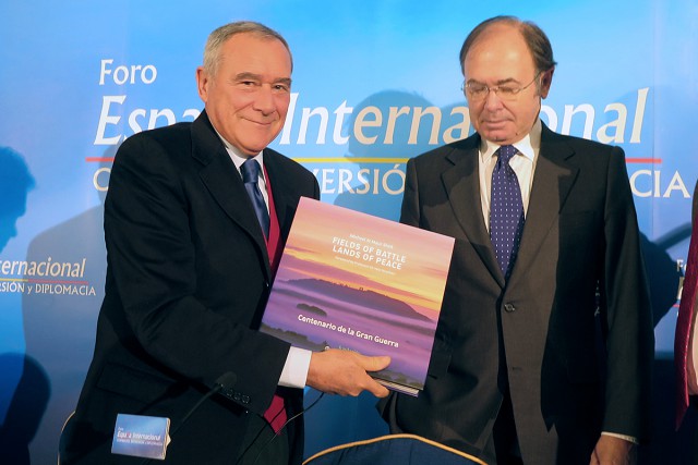 Pietro Grasso riceve un omaggio del presidente del Senato spagnolo, Pio Garcia-Escudero