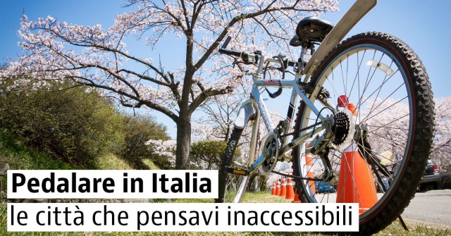 In sella ad una bici per visitare le città italiane