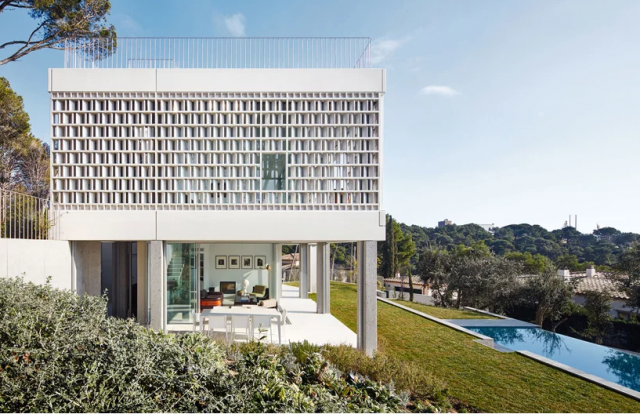 La casa ricoperta dal reticolo in ceramica / José Hevia