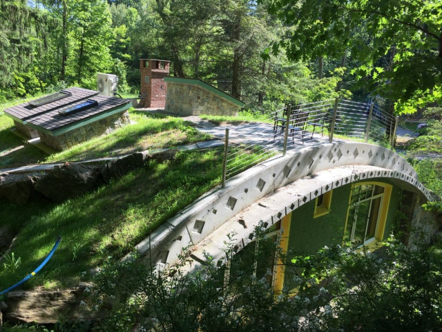 La facciata si fonde con il paesaggio