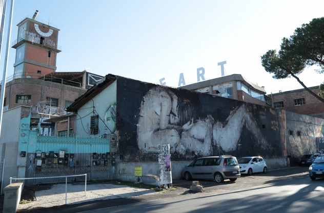 La facciata dell'Ex Fabbrica Fiorucci a Roma, uno dei casi di occupazione abusiva / Paolo