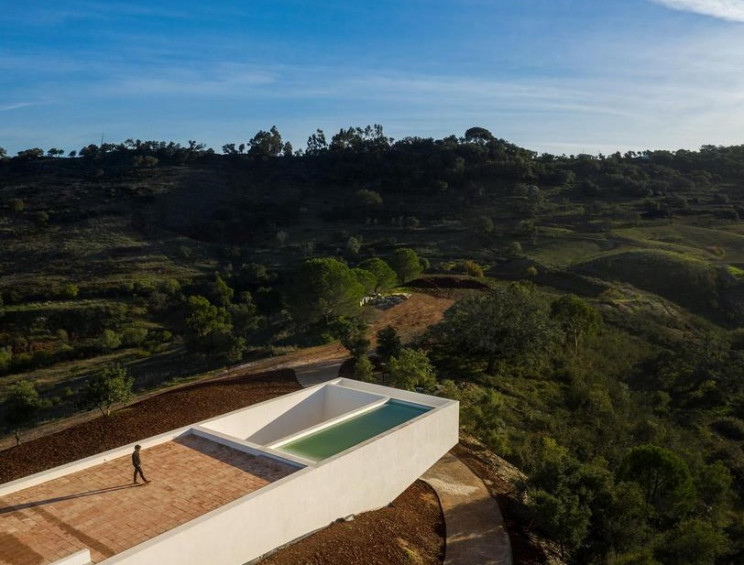 La piscina è sospesa sul tetto / Fernando Guerra | FG+SG