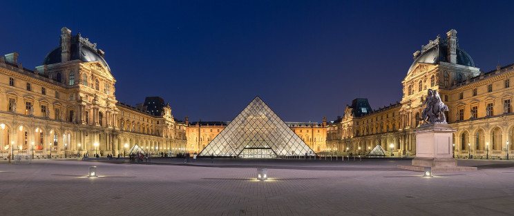 La piramide del Museo del Louvre