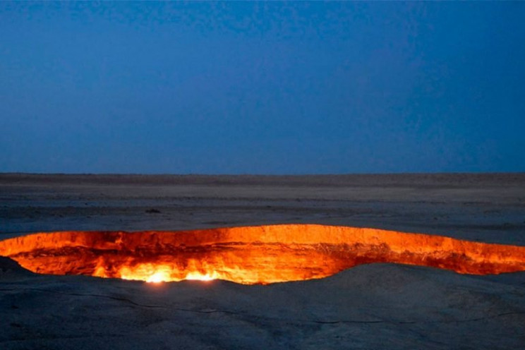 Il pozzo di Darvaza, nel deserto di Karakum / Medios