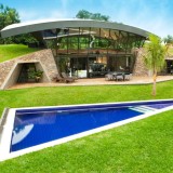 Case da sogno: una villa costruita all'interno di una collina in paraguay (fotogallery)