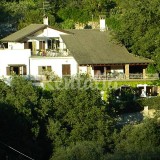 Una villa immersa nel verde con vista sulle colline e sul golfo di Imperia (fotogallery)