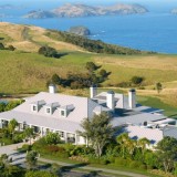 Un resort tra i verdi paesaggi della nuova zelanda con campo da golf e vista sull'oceano (fotogallery)