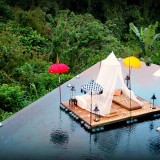 Un hotel dalle spettacolari piscine immerso nella giungla di bali (fotogallery)