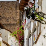 Edifici, adrenalina e biciclette: le città riconvertite in piste da corsa per le due ruote (fotogallery)