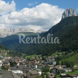 Un appartamento a Ortisei, nel cuore della Val Gardena, circondato dalle Dolomiti (Fotogallery)