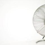 Come sopravvivere al caldo afoso senza accendere l'aria condizionata
