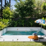 Idee per decorare casa: come adattare una piscina anche a un giardino di piccole dimensioni (fotogallery)
