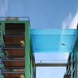 Un’esperienza per i più intrepidi: nuotare in una piscina di vetro sospesa nel vuoto (Fotogallery)