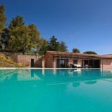 In Toscana per scoprire una sorprendente villa con piscina e campo da calcio (Fotogallery)