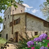 Case con vigneto, a Montalcino e nel Chianti i prezzi top