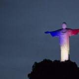 Il Cristo di Rio illuminato con i colori della bandiera francese