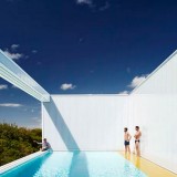 Una casa di fronte all’oceano e che ruota intorno a una piscina di “cristallo” (Fotogallery)