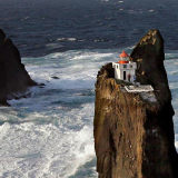 Costruzioni incredibili: questo faro in Islanda si innalza su un isolotto in mezzo al mare