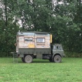 Un antico camion militare trasformato in una mini casa su quattro ruote