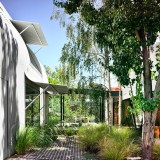 Questa incredibile casa australiana fonde il giardino con gli interni