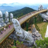 Questo ponte in Vietnam si trova (letteralmente) in "buone mani"