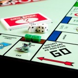 Giocare a Monopoli e imparare a dominare il mercato immobiliare in modo divertente