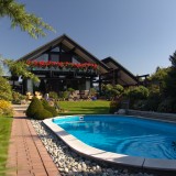 Costruire una piscina: permessi necessari e sanzioni per gli abusivi