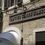 Il Caffè Greco è sotto sfratto, ecco perché rischia di sparire uno dei locali simbolo di Roma
