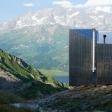 Una "capanna" ecologica e riflettente, il miglior rifugio per gli escursionisti delle Alpi