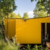 Una colorata casa prefabbricata incastonata nella foresta cilena