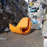 Questo progetto trasforma i rifiuti di plastica in elementi di design per l'arredo urbano