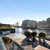 Un palazzo galleggiante ad Amsterdam in vendita per 1,3 milioni di euro