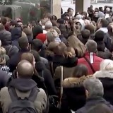La folla per vedere un appartamento a Berlino