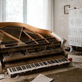 La bellezza dell'abbandono: antichi pianoforti dimenticati in dimore europee
