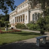 La dimora ha un giardino botanico con 14 ettari
