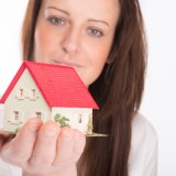 Gap gender anche nell’immobiliare, le donne comprano più caro e vendono a meno