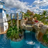 Un'incredibile villa con parco acquatico per trascorrere la quarantena