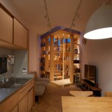 La casa giapponese stretta e alta che guadagna spazio tramite una scala