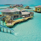 Una villa super lussuosa sulle acque cristalline delle Maldive