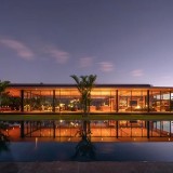 Una casa di lusso in legno e vetro che sembra galleggiare alle Hawaii
