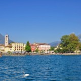 Un ascensore panoramico inclinato per guardare dall’alto il Lago di Garda