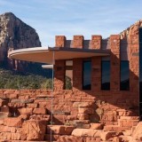 Una spettacolare casa a mezzaluna sorge nel deserto rosso dell'Arizona