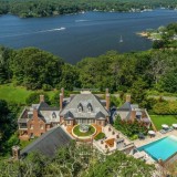 La villa di un milionario americano con passaggi segreti e una chiesa storica