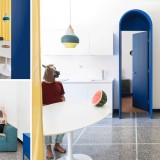 La surrealista ristrutturazione che a Roma ha trasformato a una casa degli anni '50 in un'icona del pop design